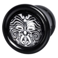 Schwarzer Sturmkrieger Plug mit Maori-Design Schwarzer Plug aus PMMA mit Maori-Muster auf weißem Hintergrund
