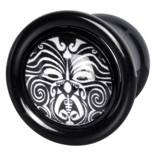 Schwarzer Plug aus PMMA mit Maori-Muster auf weißem Hintergrund
