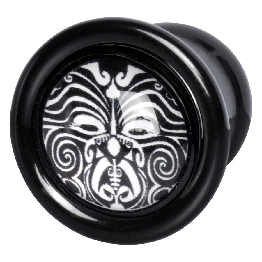 Schwarzer Sturmkrieger Plug mit Maori-Design Schwarzer Plug aus PMMA mit Maori-Muster auf weißem Hintergrund