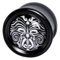 Schwarzer PMMA Ohr Plug mit Maori-Muster Schwarzer Ohr Plug aus PMMA mit weißem Maori-Muster auf neutralem Hintergrund