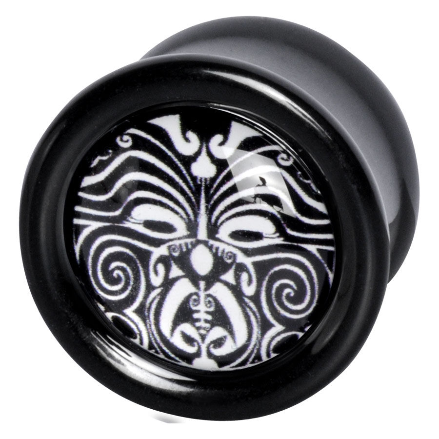Schwarzer PMMA Ohr Plug mit Maori-Muster Schwarzer Ohr Plug aus PMMA mit weißem Maori-Muster auf neutralem Hintergrund