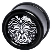 Sturmkrieger Plug mit Maori-Muster, Schwarz-Weiß Schwarzer PMMA Plug mit weißem Maori-Muster auf schwarzem Hintergrund