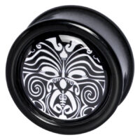 Schwarzer PMMA Plug mit Maori-Muster Schwarzer Plug aus PMMA mit weißem Maori-Muster auf schwarzem Hintergrund
