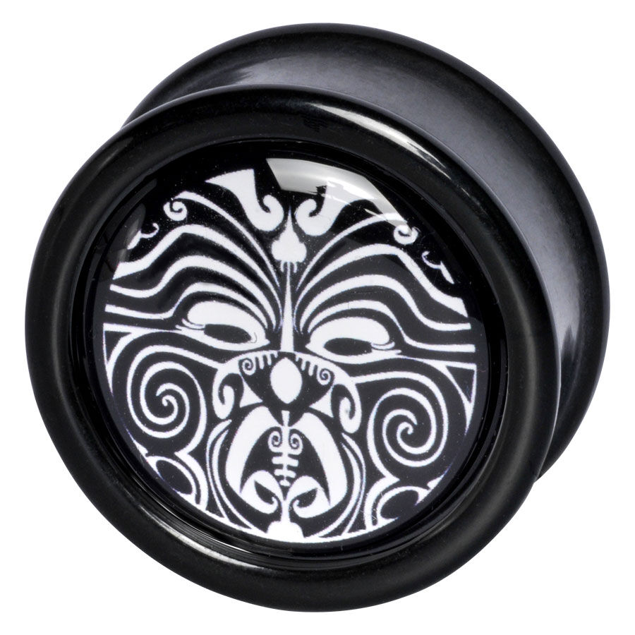 Schwarzer PMMA Plug mit Maori-Muster Schwarzer Plug aus PMMA mit weißem Maori-Muster auf schwarzem Hintergrund
