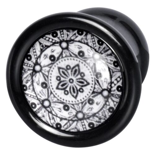 Schwarz/weißer Flower Plug 8mm mit Mandala-Muster auf weißem Hintergrund