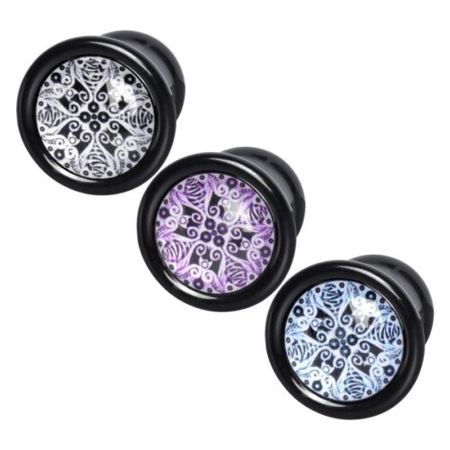 Drei Cocoon Plugs aus PMMA in Schwarz/Weiß, Türkis und Violett auf weißem Hintergrund
