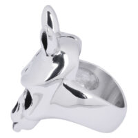 Silberner Ring in Form eines Tierschädels aus Chirurgenstahl auf weißem Hintergrund
