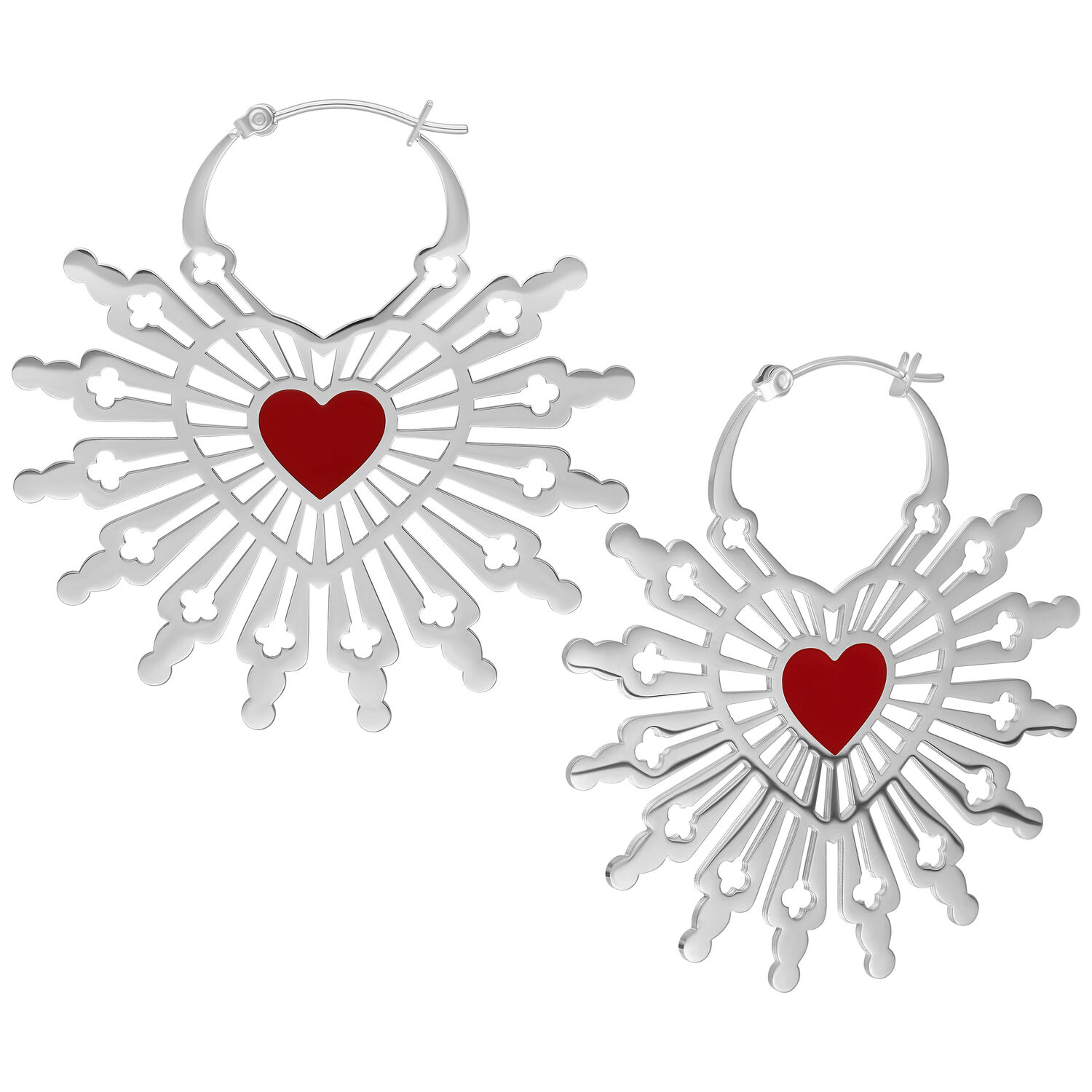 Sacred Heart Hoops in Silber und Rot Silberne Ohrringe in Herzform mit rotem Herz auf weißem Hintergrund