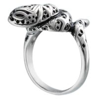 Silberner Schlangenring aus Chirurgenstahl Unisex Schlangenring aus silbernem Chirurgenstahl mit detailliertem Design auf weißem Hintergrund
