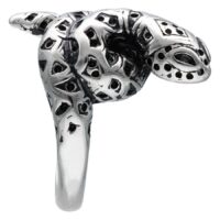 Silberner Schlangenring aus Chirurgenstahl Silberner Schlangenring aus Chirurgenstahl mit detailreichem Design auf weißem Hintergrund