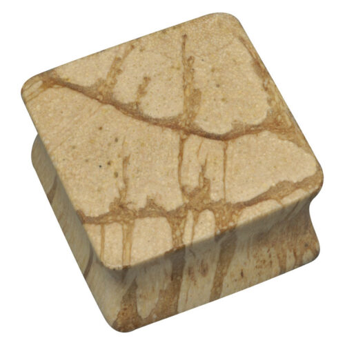 Quadratischer Plug aus hellem Holz mit Batikmuster, auf weißem Hintergrund