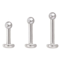 Silbernes Titan Labret mit Kugel Drei silberne Labrets aus Titan mit Kugel auf weißem Hintergrund