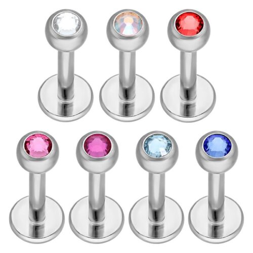 Silberne Titan-Labrets mit klaren, roten, rosa und blauen Kristallen auf weißem Hintergrund