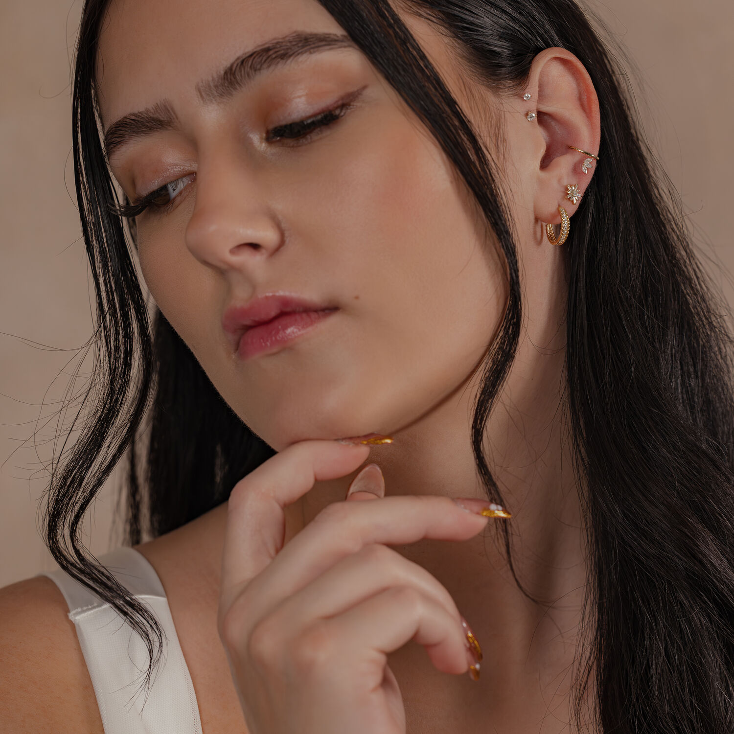14K Gold Crystal Hinged Ring am Ohr Frau mit 14K Gold Crystal Hinged Ring und weiteren Ohrringen im Ohr