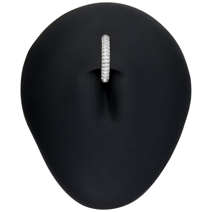 Silberner Multi Jewelled Belly Arch Clicker auf schwarzem Hintergrund