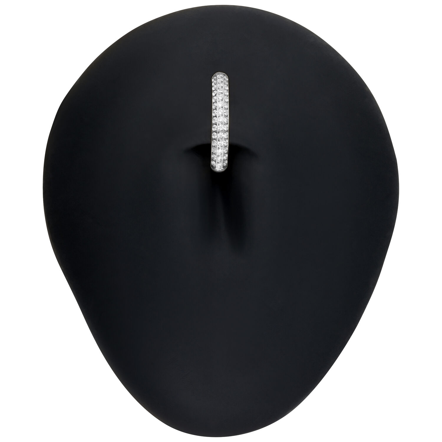 Bauchnabel Clicker mit Kristallen, Silber Silberner Multi Jewelled Belly Arch Clicker auf schwarzem Hintergrund