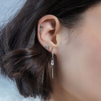 Schwarzer Titan Ohr-Piercing Aufsatz Schwarzer Titan-Piercing-Aufsatz am Ohr, glänzend und elegant