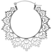 Silberne Creole mit Sonnenblumenmuster auf weißem Hintergrund