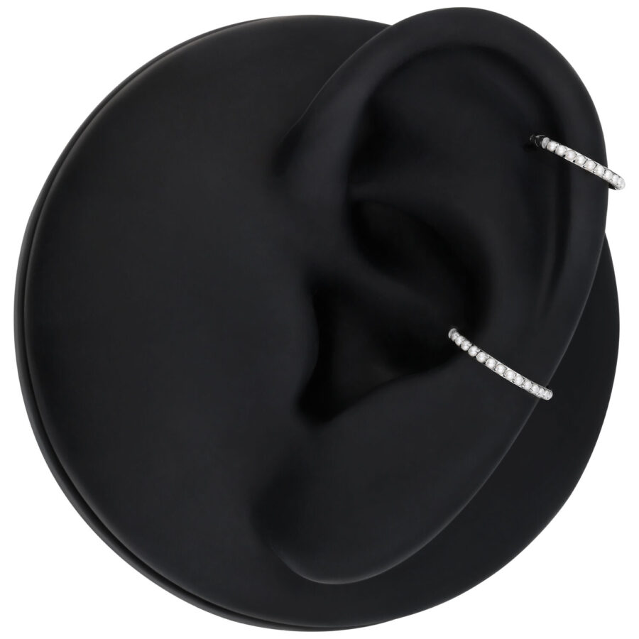 Silberner Titan-Piercingring, 6,0 mm, auf schwarzem Hintergrund