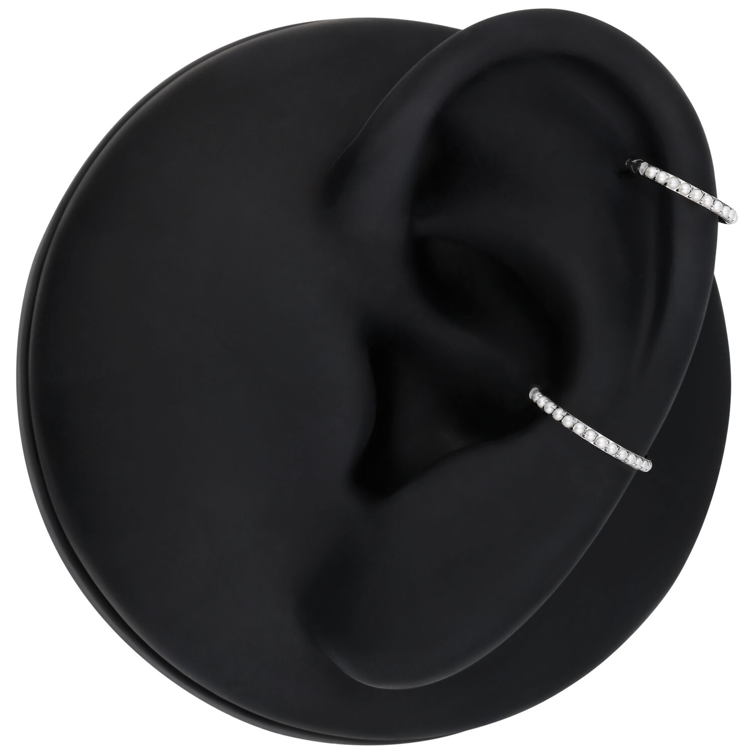 Silberner Titan-Piercingring, 6,0 mm, auf schwarzem Hintergrund