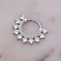 Silberner Septum Clicker mit Kristallen auf marmoriertem Hintergrund