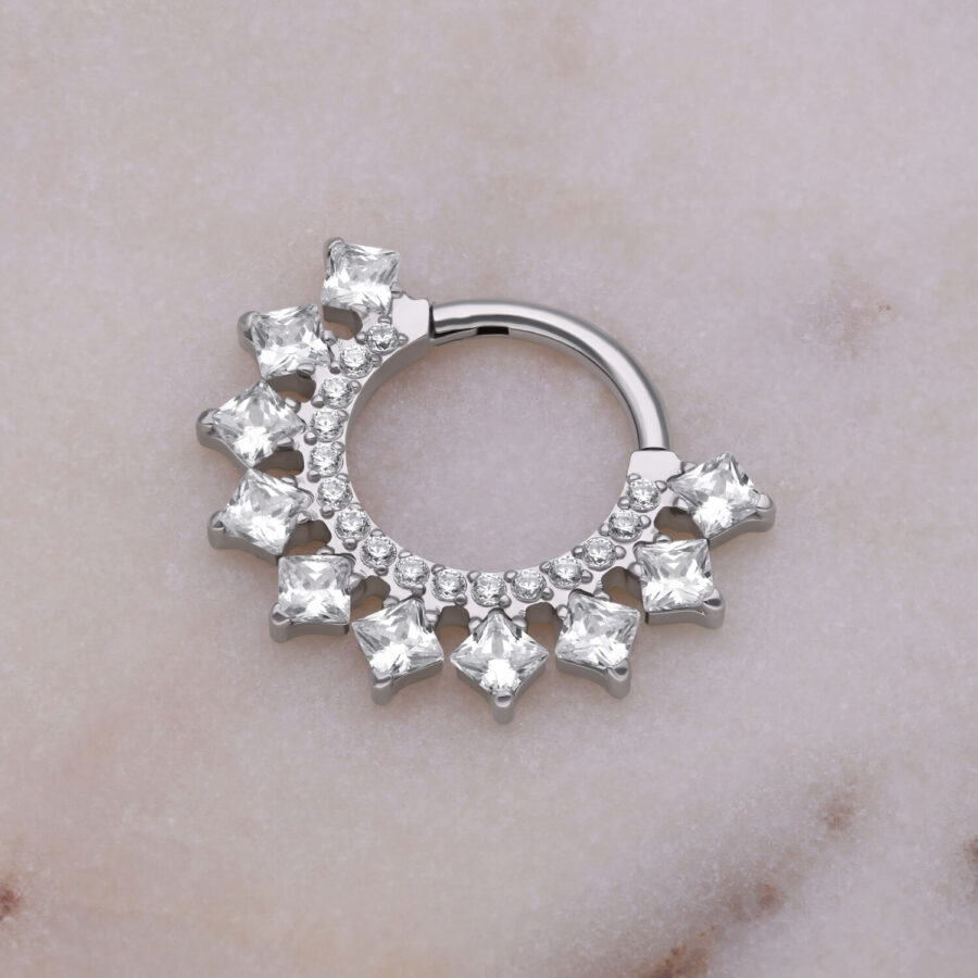 Silberner Septum Clicker mit Kristallen auf marmoriertem Hintergrund