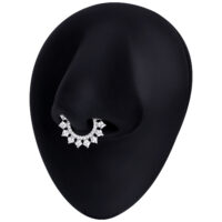 Silberner Septum Clicker mit Kristallen an schwarzem Modellkopf