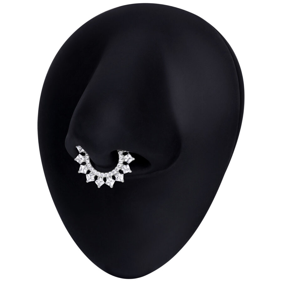 Silberner Septum Clicker mit Kristallen an schwarzem Modellkopf