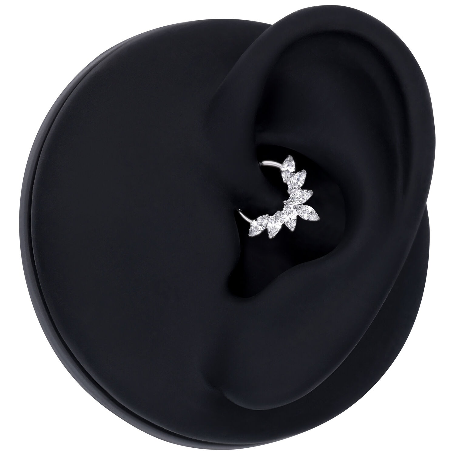 Silberner Marquise Kristall Septum Clicker an schwarzem Ohr-Display