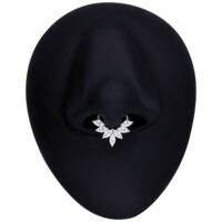 Silberner Septum Clicker mit Marquise Kristallen auf schwarzem Hintergrund