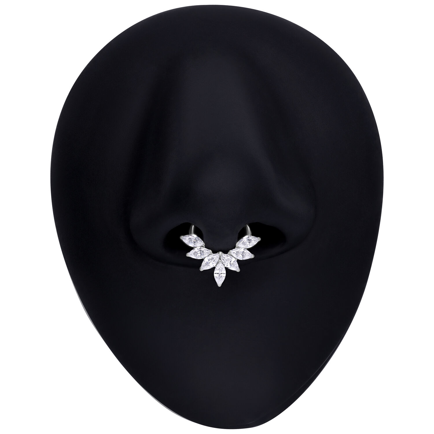 Silberner Septum Clicker mit Marquise Kristallen auf schwarzem Hintergrund