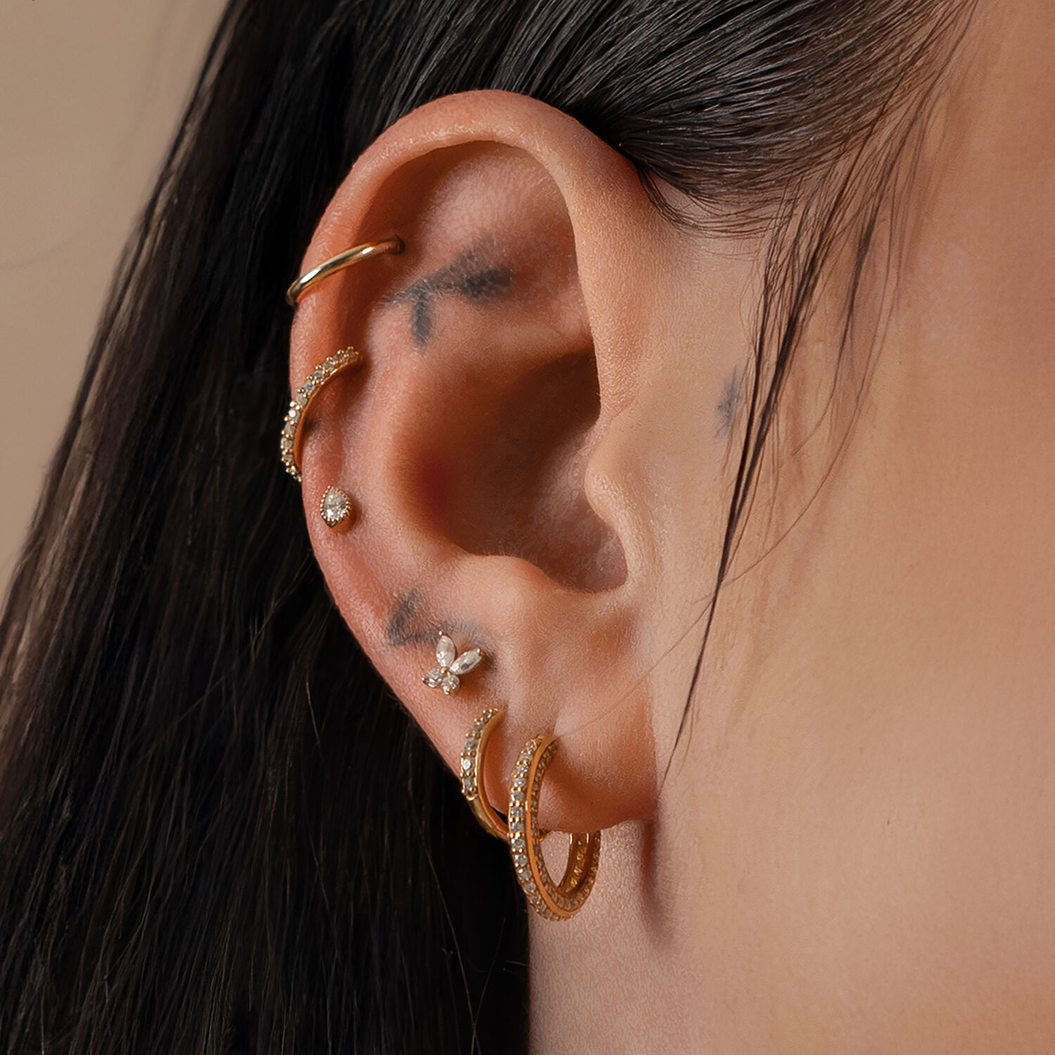 14K Gold Moissanit Aufsatz für Ohrpiercing Goldener Moissanit Aufsatz im Ohr, glänzend auf Haut