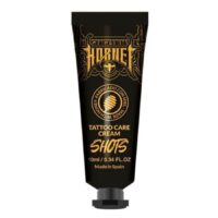 Tattoo Pflegecreme Hornet 10ml Tube Schwarze Tube Tattoo Pflegecreme Hornet 10ml auf weißem Hintergrund