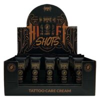 Tattoo Pflege Creme Shots Box von Wildcat Schwarze Box mit Tattoo Pflege Creme Shots, dekorativer Schriftzug, Wildcat Marke