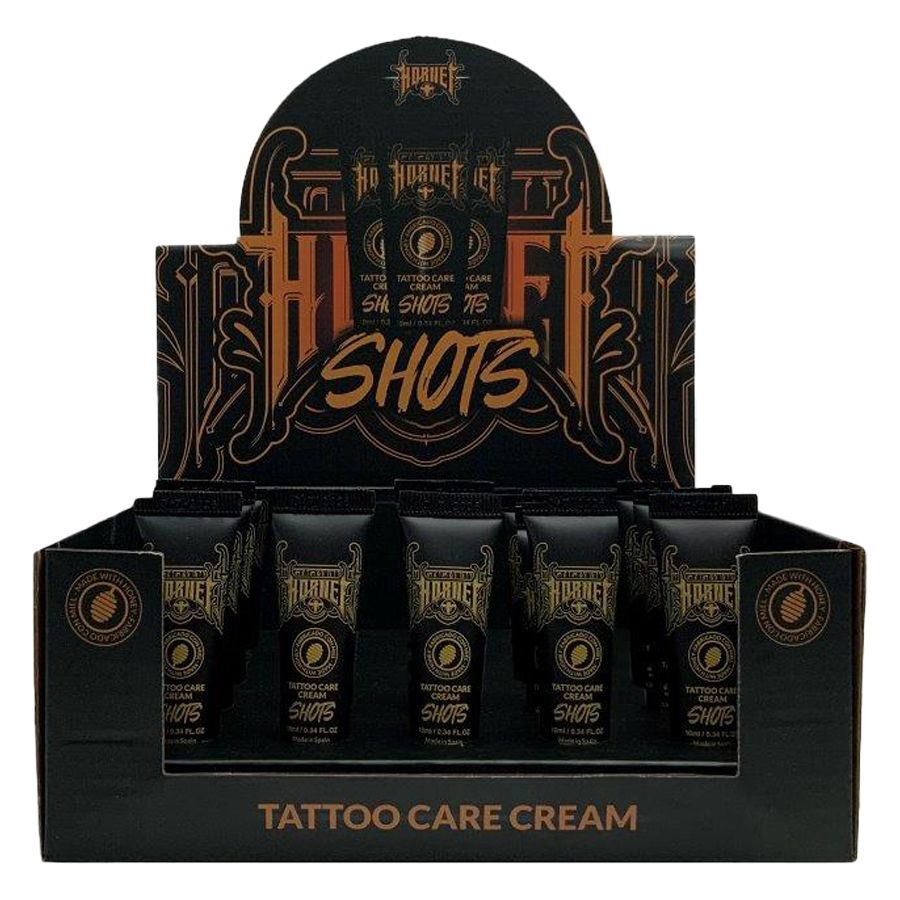 Tattoo Pflege Creme Shots Box von Wildcat Schwarze Box mit Tattoo Pflege Creme Shots, dekorativer Schriftzug, Wildcat Marke