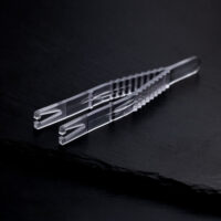 Sterile Triangel Piercingzange auf schwarzem Hintergrund Klare sterile Triangel Piercingzange auf schwarzem Hintergrund, einzeln verpackt
