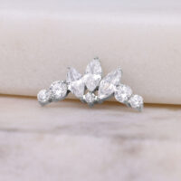 Silberner Kristall Tiara Aufsatz für Push Fit Piercing auf hellem Hintergrund