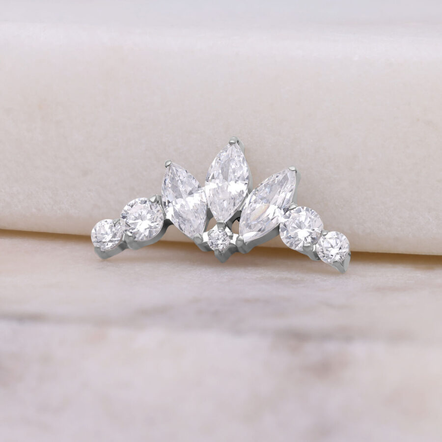Silberner Kristall Tiara Aufsatz für Push Fit Piercing auf hellem Hintergrund
