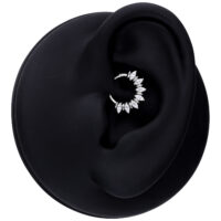 Silberner Marquise Sunburst Septum Clicker am schwarzen Ohrmodell