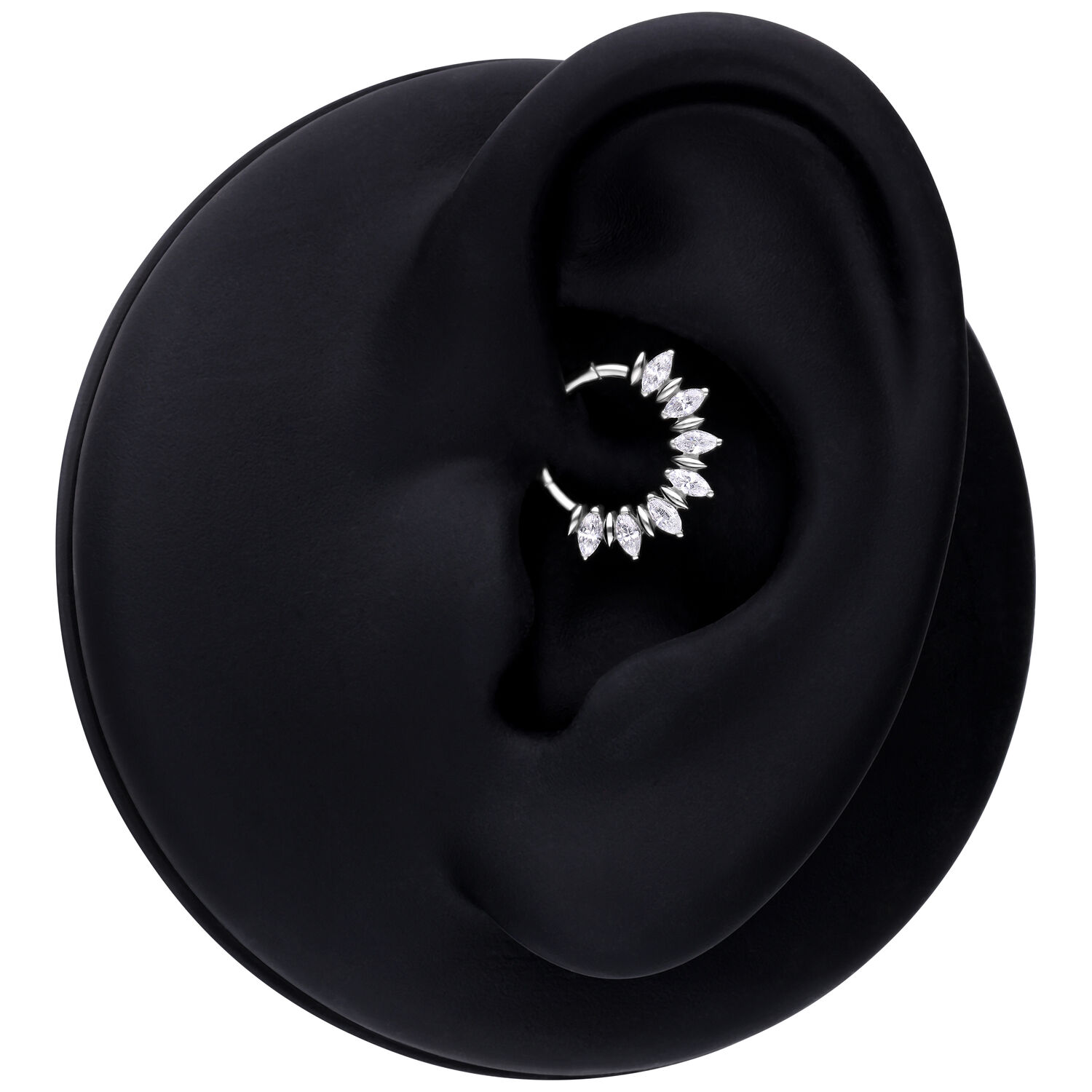 Silberner Marquise Sunburst Septum Clicker am schwarzen Ohrmodell