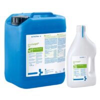 Blauer 5-Liter-Kanister und weiße 2-Liter-Flasche Schülke pursept® AF auf weißem Hintergrund