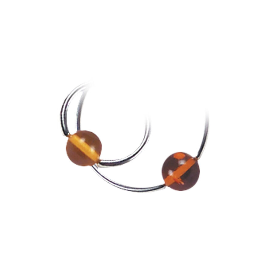Amber Clip-In Kugeln aus Fossil Zwei amberfarbene Clip-In Kugeln an silbernen Piercingringen auf weißem Hintergrund