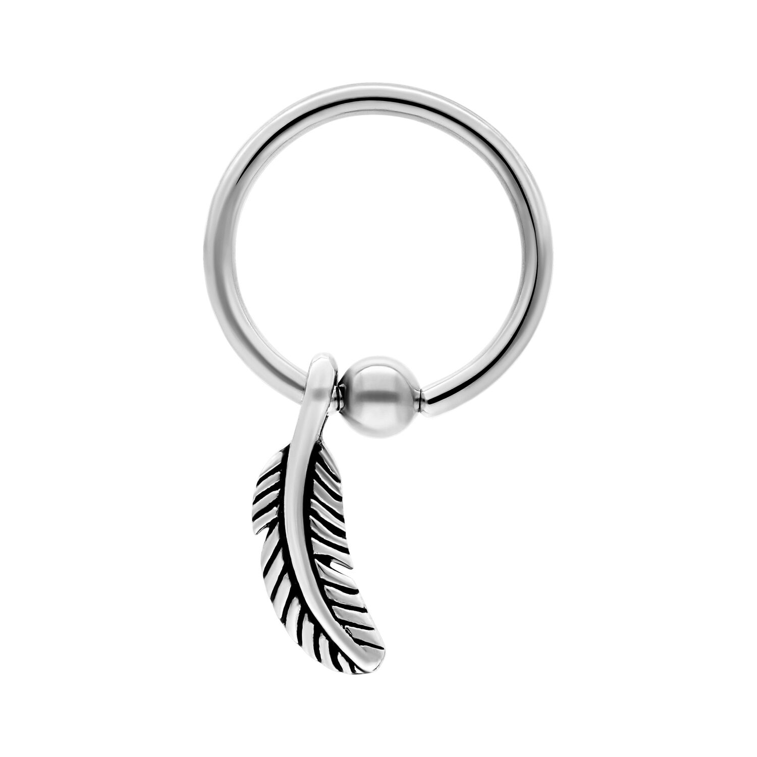 Silberner Feather Clip in Ring Piercing Silberner Clip in Ring mit Federanhänger auf weißem Hintergrund