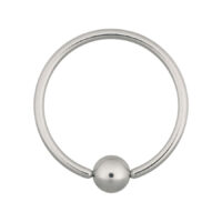 Silberner Ball Closure Ring aus Chirurgenstahl auf weißem Hintergrund