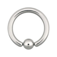 Silberner Ball Closure Ring aus Chirurgenstahl auf weißem Hintergrund