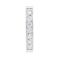 Silberner Crystal Bauchnabel Clicker mit Kristallen Silberner Bauchnabel Clicker aus Titan mit klaren Kristallen auf weißem Hintergrund