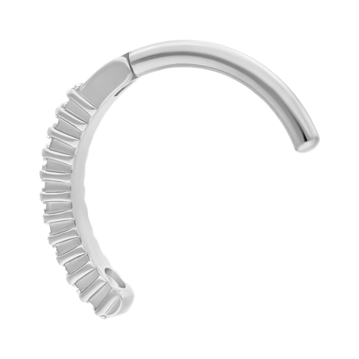 Silberner Bauchnabel Clicker mit Kristallen Silberner Bauchnabel Clicker aus Titan mit klaren Kristallen auf weißem Hintergrund