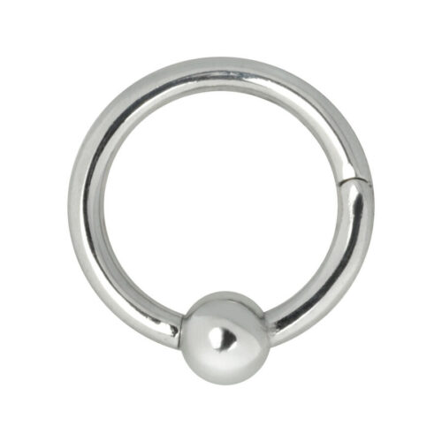 Silberner Ball Closure Ring Clicker aus Chirurgenstahl mit Kugelverschluss auf weißem Hintergrund