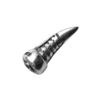 Silberner Bio-Mechanischer Piercing-Aufsatz Silberner Aufsatz mit biomechanischem Design auf weißem Hintergrund