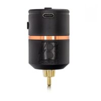 Schwarzes Bishop Wireless Netzteil V2 mit USB-Anschluss auf weißem Hintergrund
